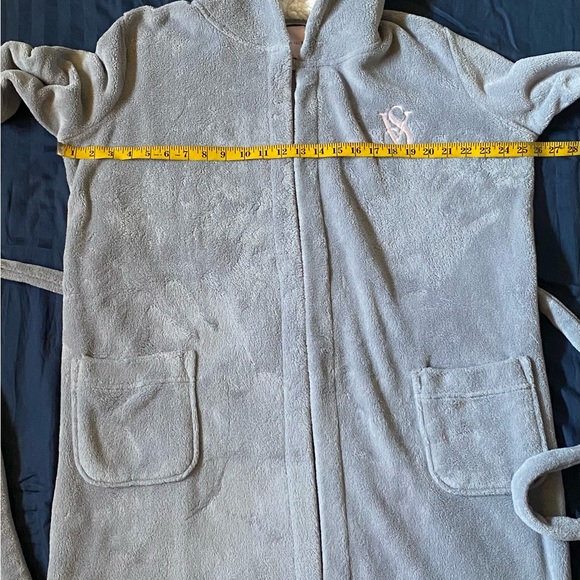 Victoria’s Secret Robe - Picture 5 of 8